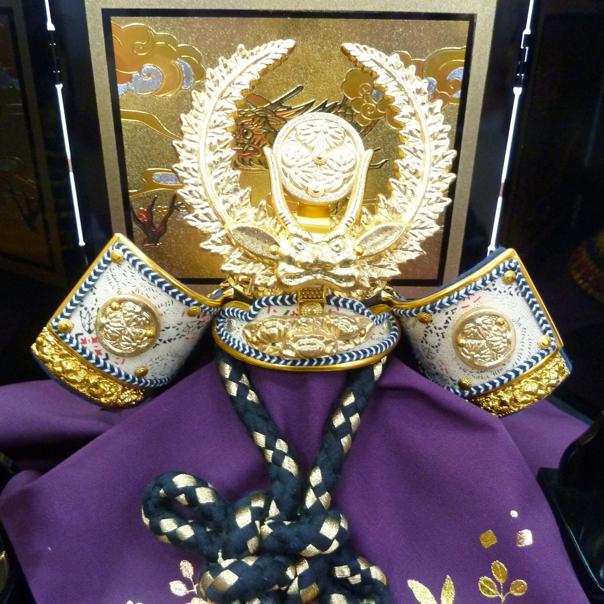 獅子歯朶前立てと三つ葉葵の家紋が特徴の徳川家康兜