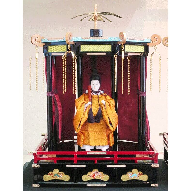 黄盧染御袍を着用された天皇陛下と玉座の画像