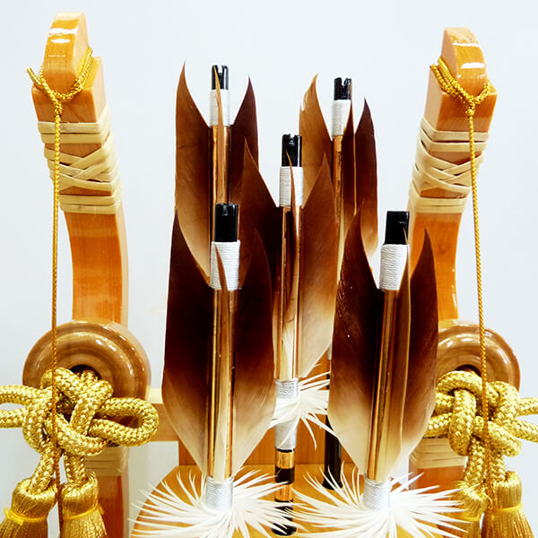 高級天然矢羽と桧製の弓の画像